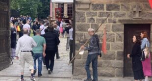 Me mbishkrime provokuese dhe këngë nacionaliste, serbet e kanë filluar liturgjinë për “Vidovdanin”.