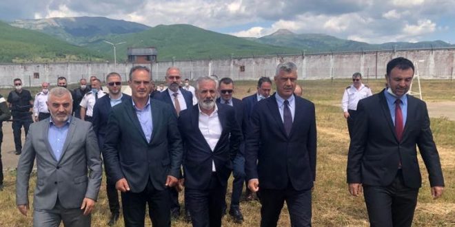 Kryetari, Thaçi, ka vizituar sot Burgun e Dubravës dhe ka përkujtuar të burgosurit shqiptarë, të vrarë para 21 vjetësh