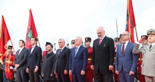 Mbahen homazhe në Varrezat e Dëshmorëve, në Tiranë, në përkujtim të 75-vjetorit të Çlirimit të Shqipërisë nga fashizmi