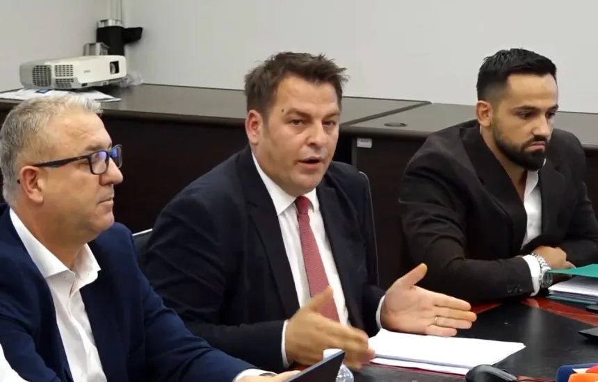 Armend Muja shmang pyetjet e gazetarëve për qumështin  Vita  gjatë konferencës