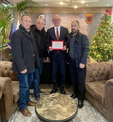 Kryetari Agim Aliu është nderuar me mirënjohje nga drejtuesit e Sindikatës së Punëtorëve të KRM  Pastërtia 