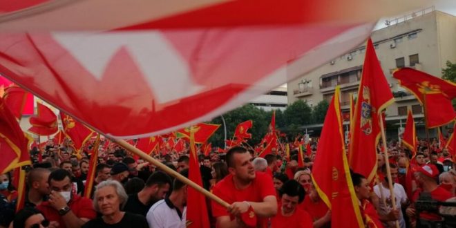 Mijëra qytetarë të Malit të Zi kanë protestuar në shenjë pakënaqesie për fitoren e zgjedhjeve nga partitë proserbe