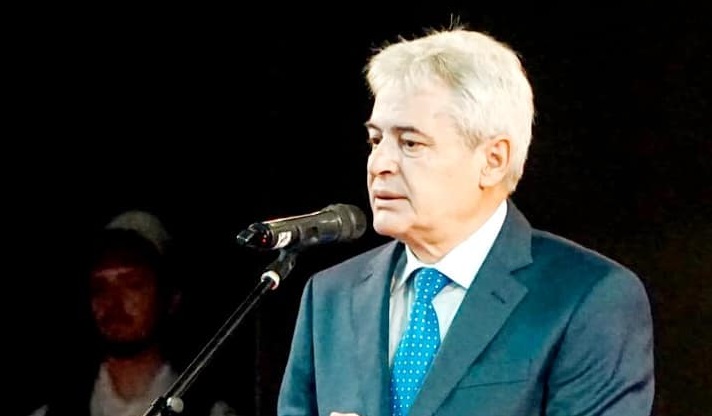 Ali Ahmeti nderon Rexhep Qosen  Humbje e madhe për mendimin dhe kulturën shqiptare