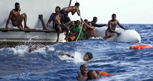 Të paktën 45 emigrantë, duke përfshirë pesë fëmijë, kanë vdekur si pasojë e përmbytjes së një anijeje në Libi