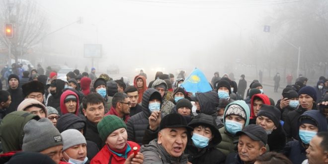 Protestuesit dhe policia janë përleshur në disa qytete të Kazakistanit, pas rritjes së çmimeve të energjisë