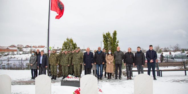 Pjesëtarët e FSK-së dhe zyrtarët e komunës së Drenasit nderojnë dëshmorët e rënë 22 vite më parë në Abri