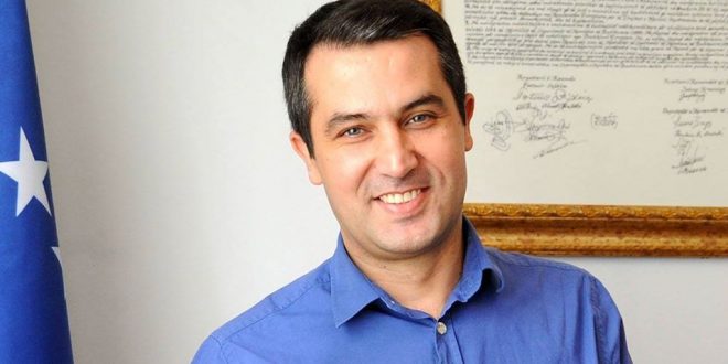 Adil Behramaj: Për Albin Kurtin, politikë sociale qenka të ndajë nga 20 euro për çdo fëmijë nën 2 vjeç