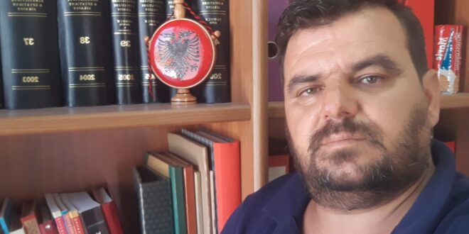 Flet Afrim Avdiaj, kryetar i Komunitetit të emigrantëve shqiptarë, në Hania të Kretës