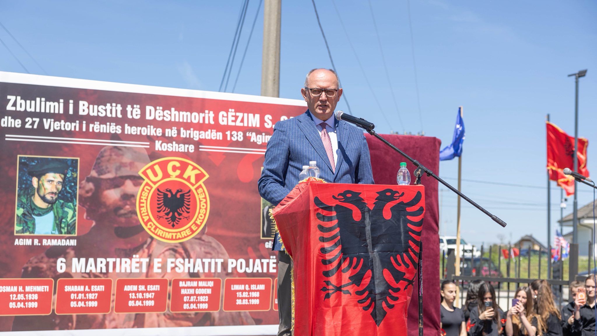 Në Pojatë u zbulua busti i Dëshmorit të Kombit  Gëzim Sahiti