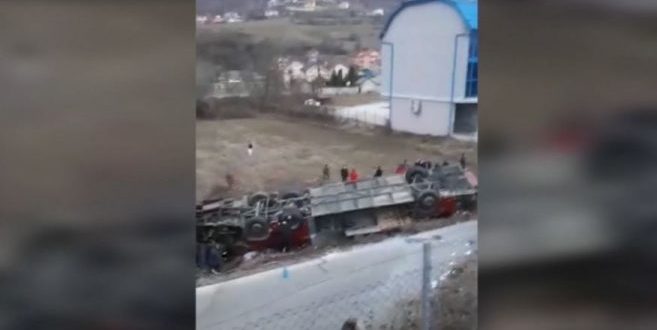 13 persona kanë mbetur të vdekur dhe rreth 40 të tjerë janë lënduar në një aksident në autostradën Shkup-Tetovë