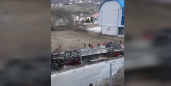 13 persona kanë mbetur të vdekur dhe rreth 40 të tjerë janë lënduar në një aksident në autostradën Shkup-Tetovë