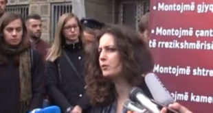Aktivistë të Vetëvendosjes ndërmorën një aksion simbolik para stacionit policor Qendra