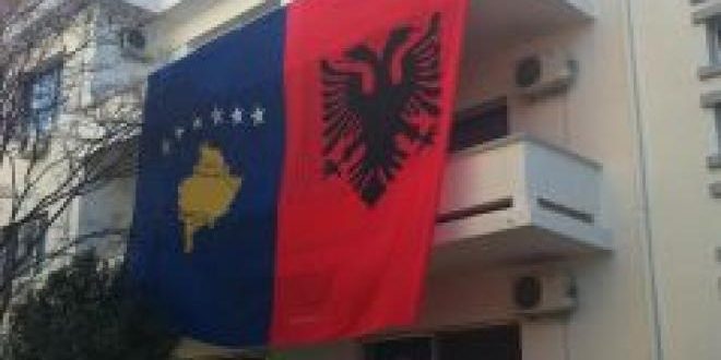 Ambasada shqiptare në Prishtinë kërkon nga të gjithë ta që kanë të strehuar nga Shqipëria t'i evidentojnë ata