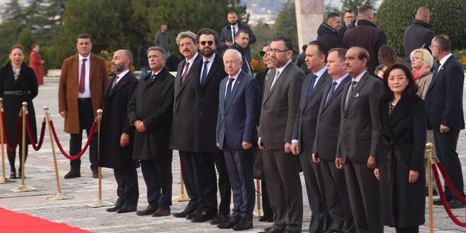 Ambasadorët e disa vendeve në Tiranë bënë homazhe te Varrezat e Dëshmorëve për 29 Nëntorin, Ditën e Çlirimit të Shqipërisë