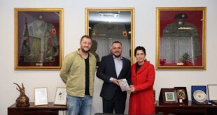 Sot në Ministrinë e Mbrojtjes, ministri, Ejup Maqedonci priti në një takim rasti kryeredaktoren e Radios Kosova e Lirë dhe drejtorin e TV-Diellit