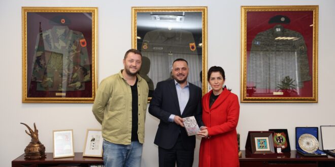 Sot në Ministrinë e Mbrojtjes, ministri, Ejup Maqedonci priti në një takim rasti kryeredaktoren e Radios Kosova e Lirë dhe drejtorin e TV-Diellit