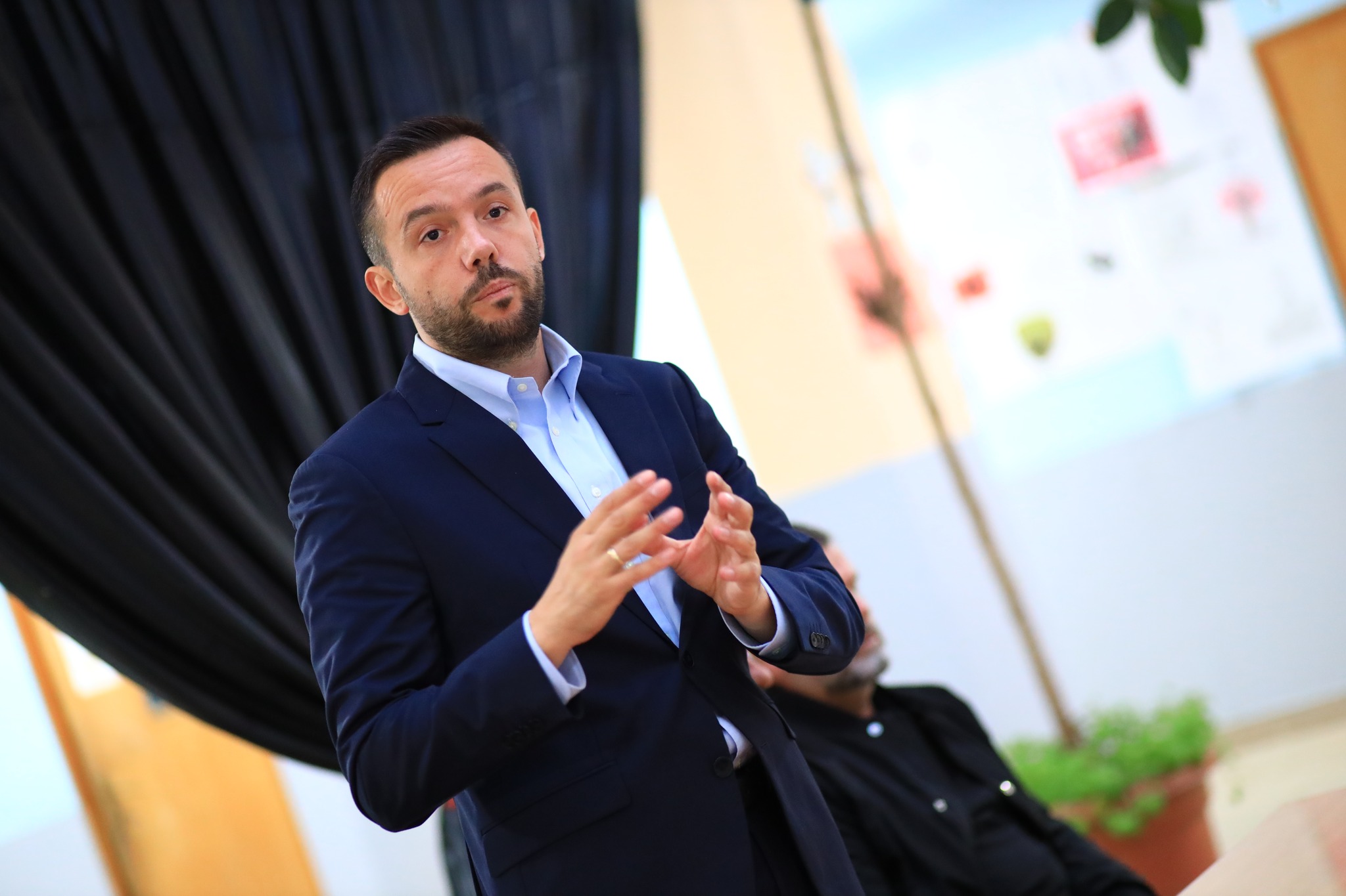 Arian Tahiri emocionon me mbështetjen për Bedri Hamzën   Ai na hapi rrugën  krijoi një brez të ri politikanësh  