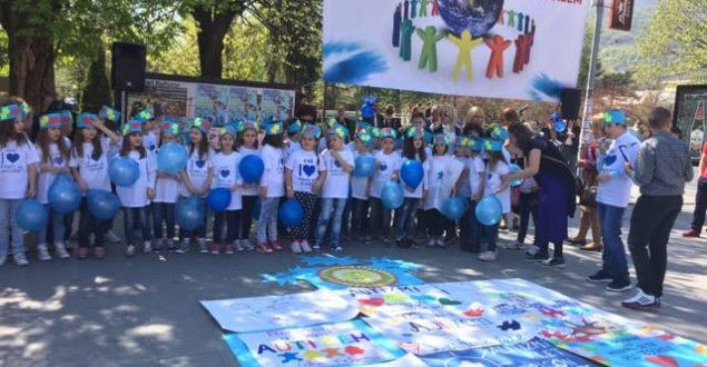 Në Ditën Ndërkombëtare të Autizmit, nxënësit e shkollës "Lidhja e Prizrenit", në Pejë organizuan aktivitete në mbështetje të tyre të fëmijëve më autizëm