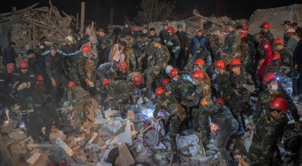 Të pakën 12 civilë janë vrarë nga bombardimet shkatrrimtare në qytetin Ganja të Armenisë