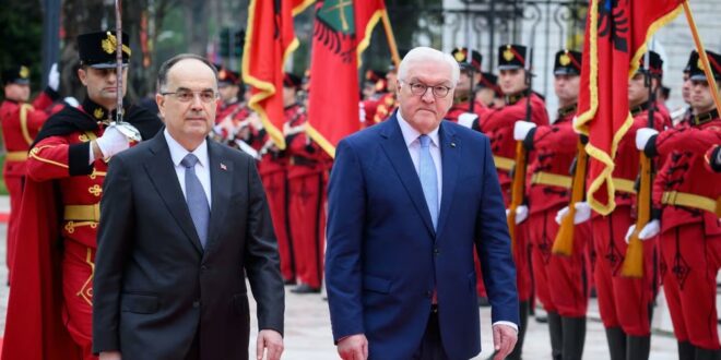 Kryetari i Gjermanisë, Frank-Walter Shtainmajer u prit sot me ceremoni zyrtare, në Tiranë, nga kryetari i Shqipërisë, Bajram Begaj