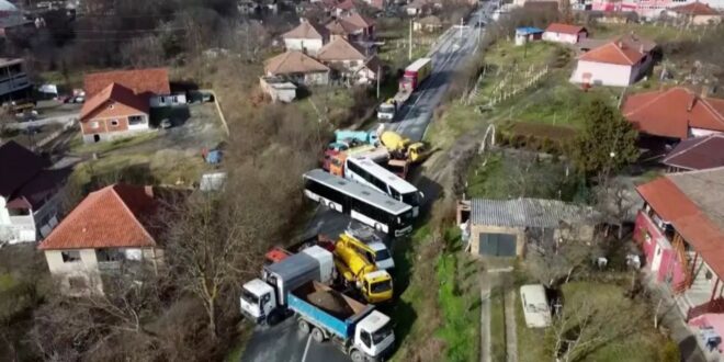 Lirohet pika kufitare në Merdare, pasi autoritetet e Kosovës pranuan kushtet e Serbisë për heqjen e barrikadave