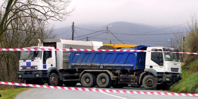 Në veri të vendit tonë, për të katërtën ditë me radhë, disa rrugë vazhdojnë të jenë të bllokuara nga barrikadat e serbëve