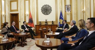 Basha i opozitës në Shqipëri takon dhe lavdëron pozitën në Kosovë
