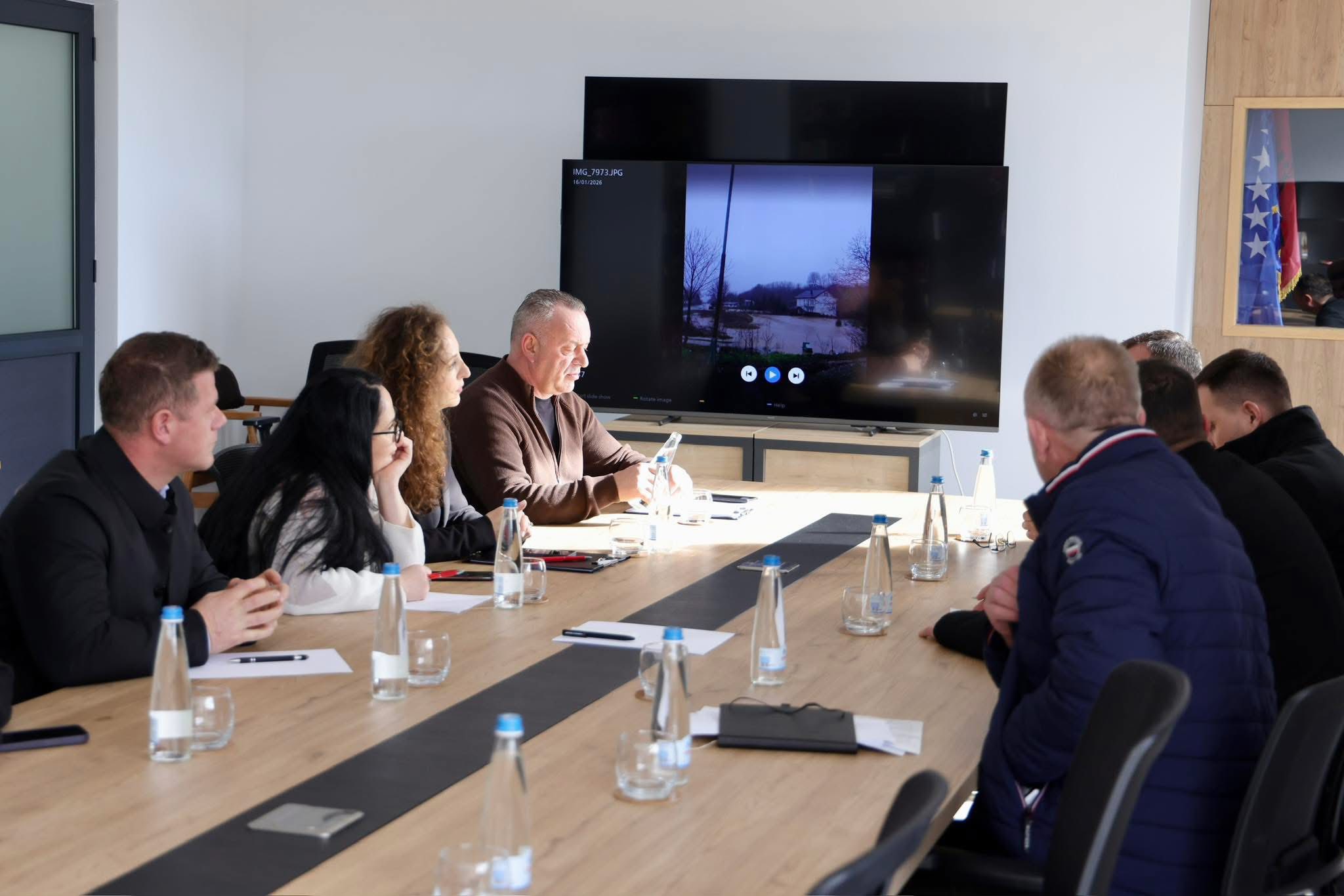 Kryetari Ramosaj priti në një takim pune  Komisionin Qeveritar për Vlerësimin e Dëmeve