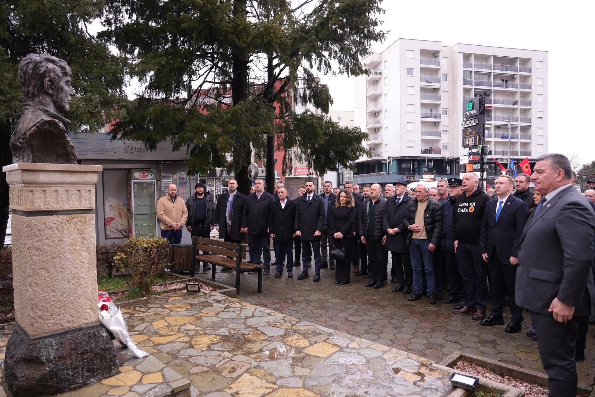 Ramosaj  Para lapidarëve të dëshmorëve u përkulëm me krenari e dhimbje  duke kujtuar bijtë më të mirë të këtij vendi