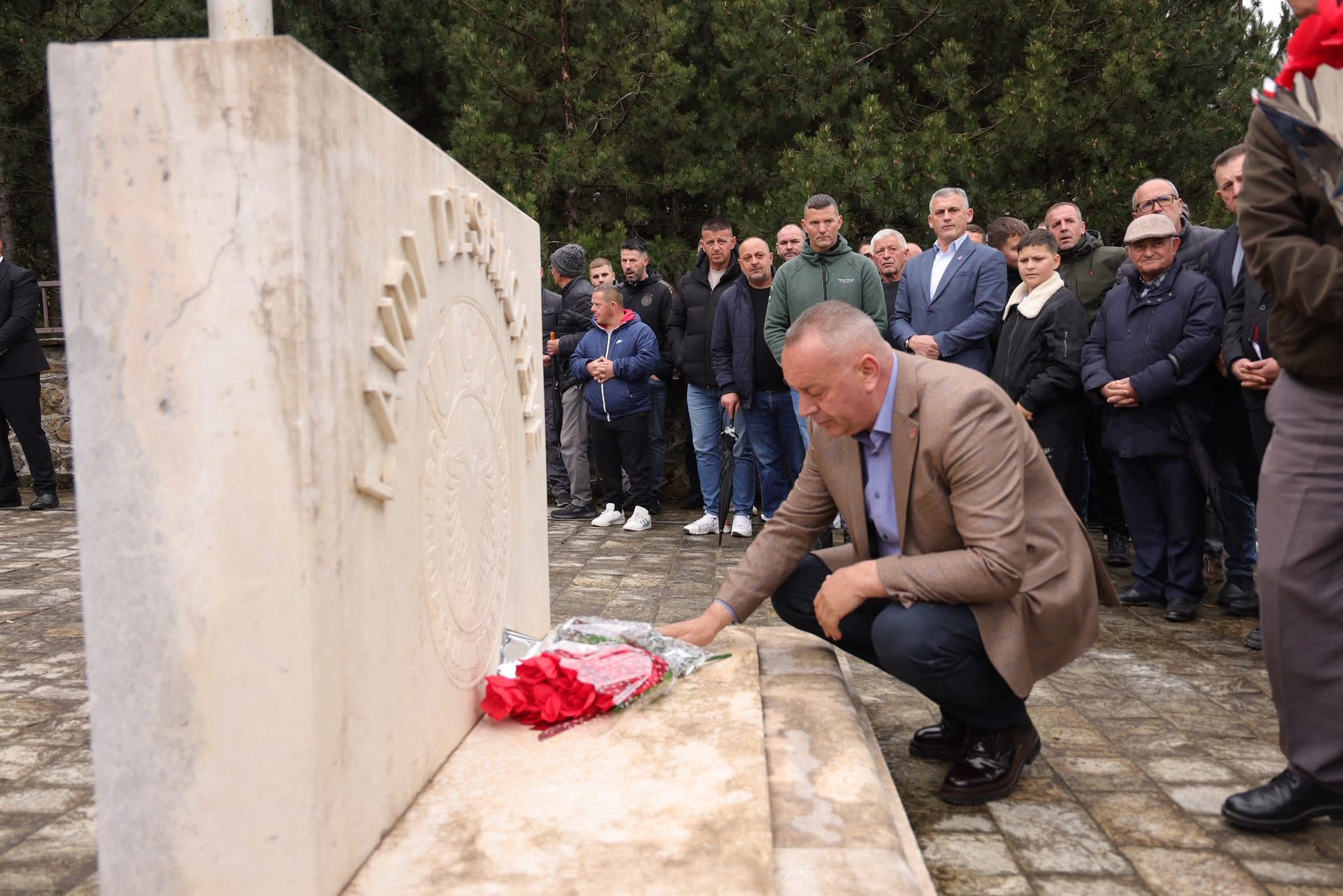 Në Baballoq  me nderim të thellë dhe përulësi  u bënë homazhe pranë varrezave të Dëshmorëve të Kombit