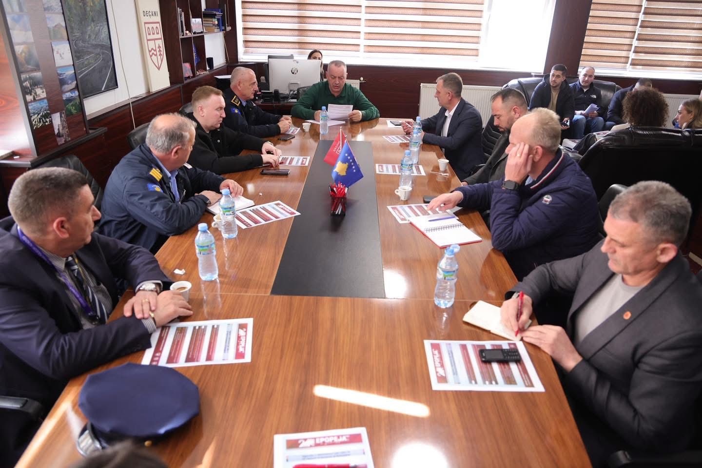 Komuna e Deçanit mbajti takim me Këshillin Organizativ dhe me Shoqatat e Dala nga Lufta e UÇK së dega në Deçan