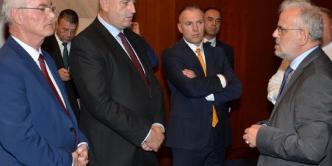 Ministri i FSK-së, Rrustem Berisha u prit në takim nga kryetari i Kuvendit të IRJM-së, Talat Xhaferi