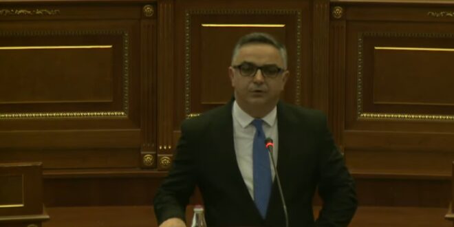 Besnik Tahiri: Albin Kurti po i bën favor Aleksandër Vuçiqit