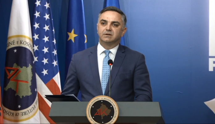 Besnik Tahiri  Kurti po manipulon procesin për presidentin për të shmangur përplasjen me Osmanin