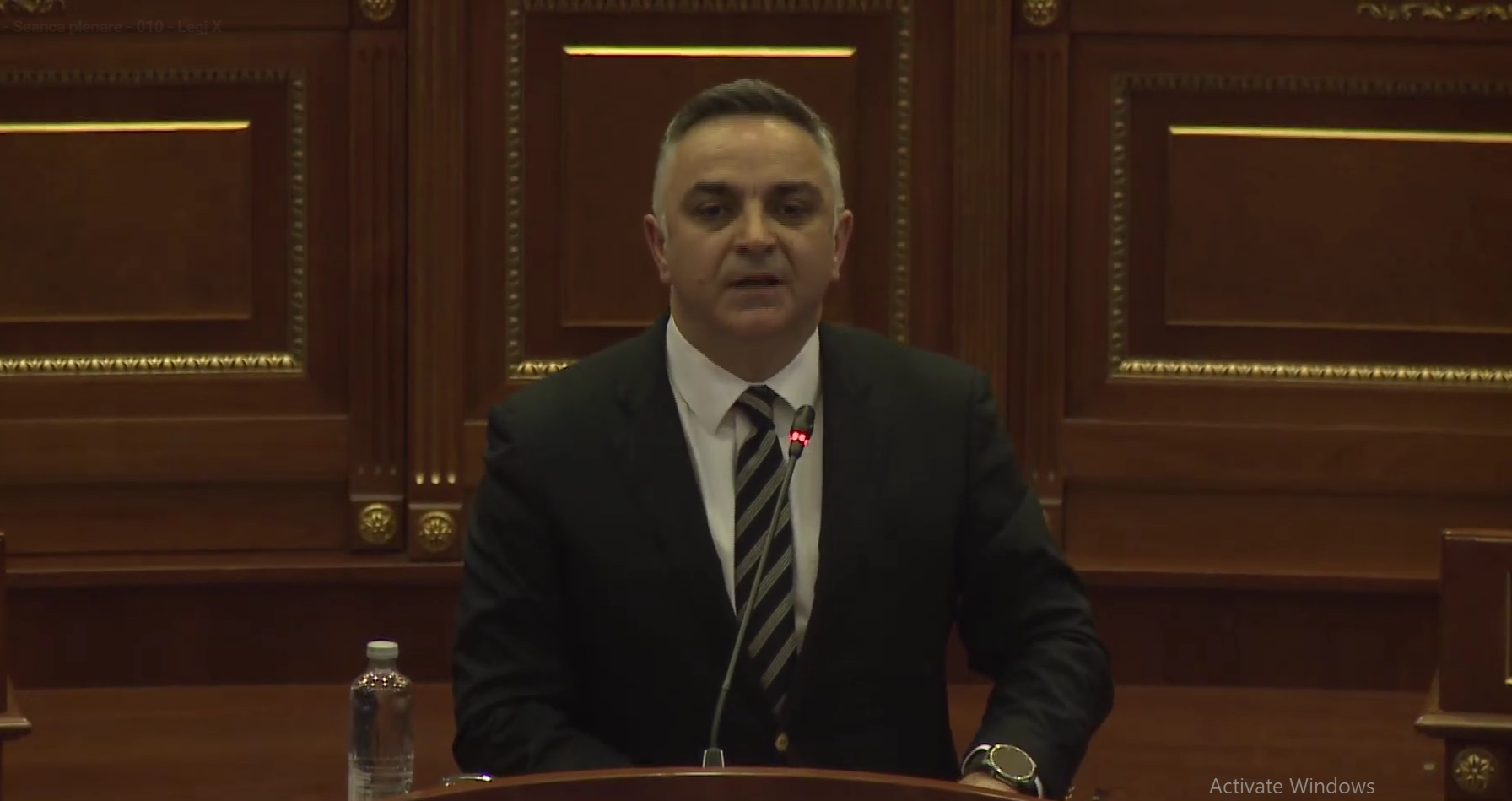 Besnik Tahiri sot në kuvend  Le të jem unë i pari  Kurti i dyti  për konfiskimin e pasurisë