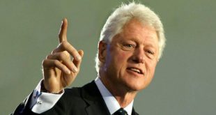 Ish-kryetari amerikan Bill Clinton e përfundoi vizitën e tij dyditore në Kosovë, në shënimin e 20-vjetorit të çlirimit