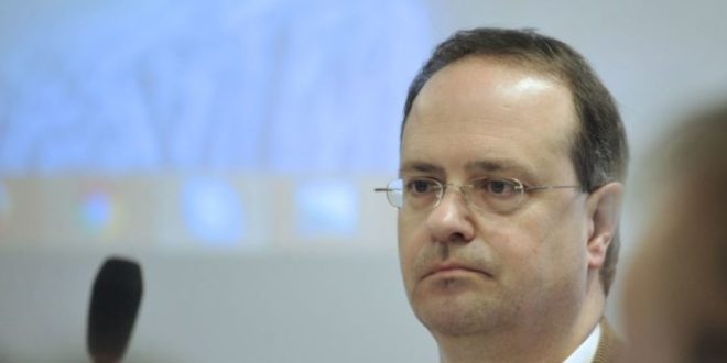 Weber: Serbia është shumë afër anëtarësimit në BE, por nuk duhet ta pengojë rrugën e Kosovës drejt Brukselit