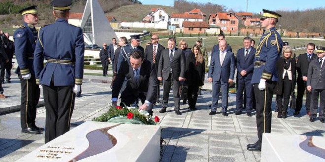 Ministri kroat i Mbrojtjes, Josip Buleviq me bashkëpunëtorë, vizitoi Kompleksin Memorial Adem Jashari në Prekaz