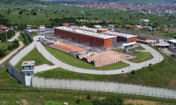 Qeveria e Kosovës hap dyert për emigrantë dhe të burgosur të huaj  mes kritikave për mungesë transparence