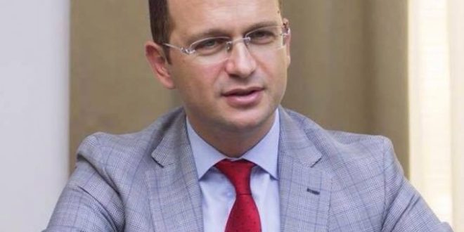Ministri, Ditmir Bushati ka filluar vizitën në Kosovë për ta sjellë qëndrimin e Tiranës zyrtare lidhur me kufijtë