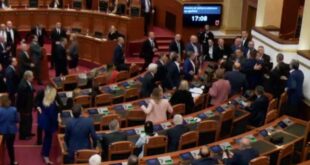 Seanca plenare e ditës së djeshme në Kuvendin e Shqipërisë, ka nisur me përplasje fizike mes deputetëve të opozitës dhe shumicës