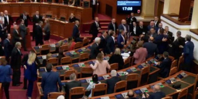 Seanca plenare e ditës së djeshme në Kuvendin e Shqipërisë, ka nisur me përplasje fizike mes deputetëve të opozitës dhe shumicës