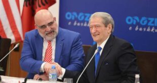 Konsulenti i Donald Trumpit, Chris La Civita është shfaqur në një konferencë për shtyp, në Shqipëri përkrah, Sali Berishës