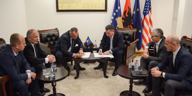 Ministri Lekaj nënshkroi marrëveshje bashkëpunimi me kryetarët e komunave të Gjakovës, Deçanit dhe Pejës