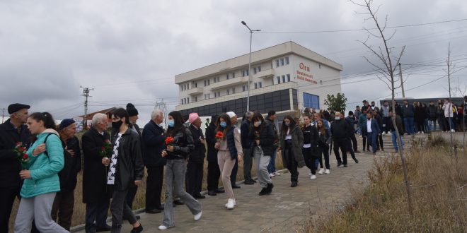 Sot, me homazhe e nderime, në “Lëndinën e lotëve” në Malishevë u përkujtuan 15 maturantët e gjimnazit të qytetit