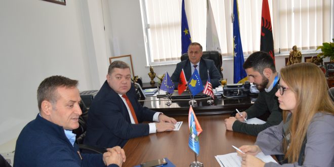 Kryetari i Malishevës, Ragip Begaj, priti në takim pune drejtorin e zyrës së misionit të OSBE-së, George Katcherava