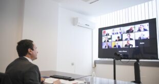 Kryeministri Kurti bashkëbisedoi me avokatët e ekipeve mbrojtëse të shqiptarëve të akuzuar nga Gjykata Speciale në Hagë