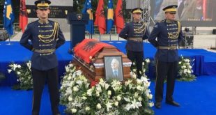 Në sheshin “Skenderbeu” po mbahet ceremonia komemorative për simbolin e rezistencës sonë kombëtare, bacë Adem Demaçin