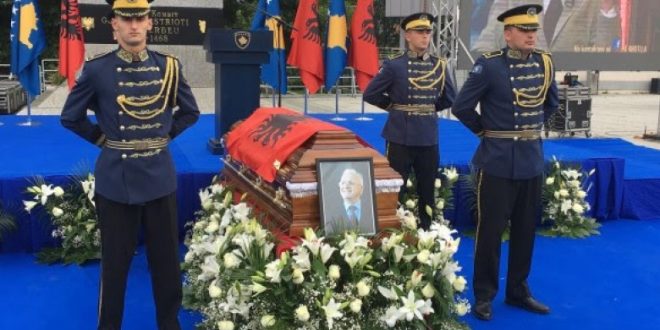 Në sheshin “Skenderbeu” po mbahet ceremonia komemorative për simbolin e rezistencës sonë kombëtare, bacë Adem Demaçin