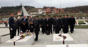 Ministri dhe Komandanti i FSK-së bëjnë homazhe në Kompleksin Memorial “Adem Jashari” në Prekaz